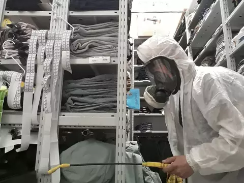Нейтрализовали моль в магазине известного бренда одежды